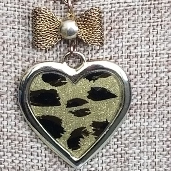 Betsey Johnson Leopard Heart Necklace EUC - Picture 3 of 7